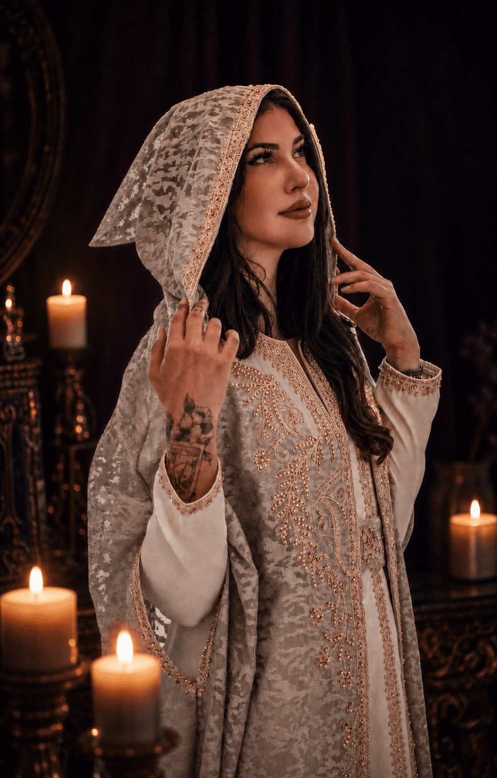 Andreza, Darc Tarot reader, in a candlelit setting